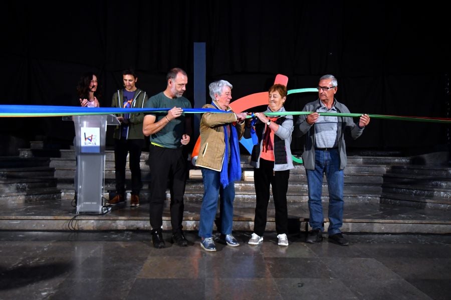 Kilometroak ha traído la fiesta de las ikastolas de Gipuzkoa a Zumarraga y Urretxu. Un circuito de 5,9 km que ha recorrido ambas localidades con cuatro áreas que han dado cabida a un sinfín de actividades. A pesar de la lluvia, ha habido fiesta a tope bajo el lema 'Zubiak batuz'.