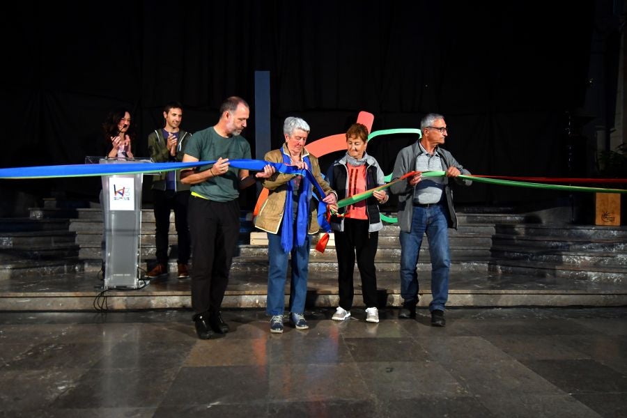 Kilometroak ha traído la fiesta de las ikastolas de Gipuzkoa a Zumarraga y Urretxu. Un circuito de 5,9 km que ha recorrido ambas localidades con cuatro áreas que han dado cabida a un sinfín de actividades. A pesar de la lluvia, ha habido fiesta a tope bajo el lema 'Zubiak batuz'.