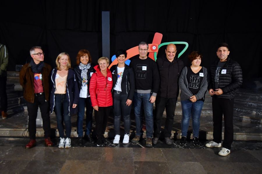 Kilometroak ha traído la fiesta de las ikastolas de Gipuzkoa a Zumarraga y Urretxu. Un circuito de 5,9 km que ha recorrido ambas localidades con cuatro áreas que han dado cabida a un sinfín de actividades. A pesar de la lluvia, ha habido fiesta a tope bajo el lema 'Zubiak batuz'.