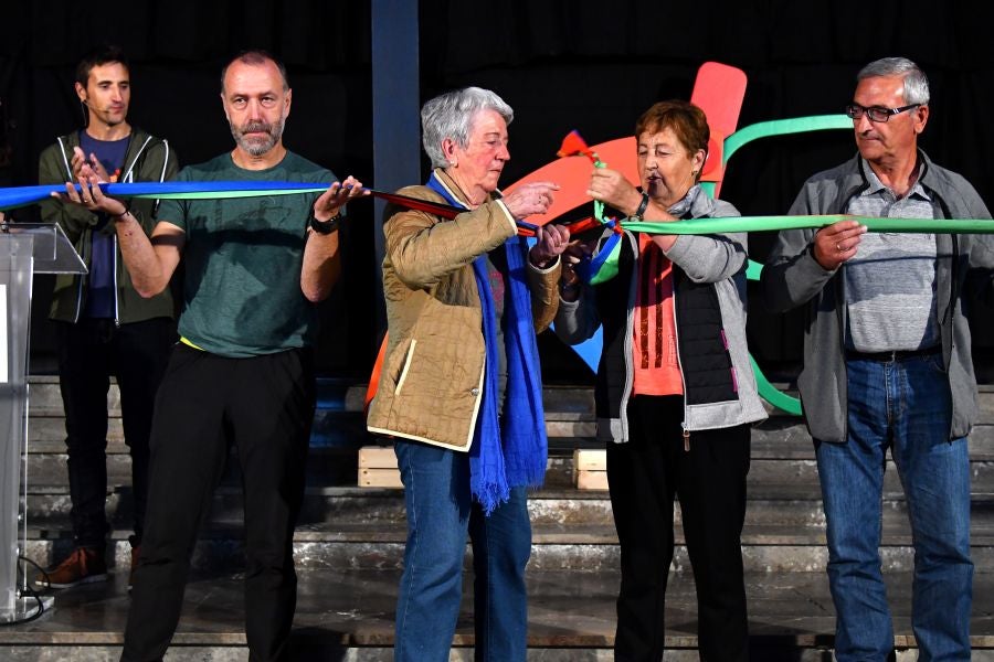 Kilometroak ha traído la fiesta de las ikastolas de Gipuzkoa a Zumarraga y Urretxu. Un circuito de 5,9 km que ha recorrido ambas localidades con cuatro áreas que han dado cabida a un sinfín de actividades. A pesar de la lluvia, ha habido fiesta a tope bajo el lema 'Zubiak batuz'.