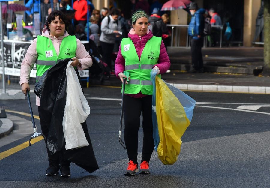Kilometroak ha traído la fiesta de las ikastolas de Gipuzkoa a Zumarraga y Urretxu. Un circuito de 5,9 km que ha recorrido ambas localidades con cuatro áreas que han dado cabida a un sinfín de actividades. A pesar de la lluvia, ha habido fiesta a tope bajo el lema 'Zubiak batuz'.