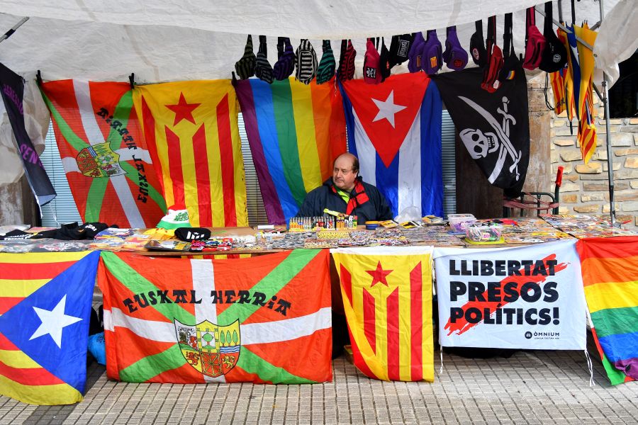 Kilometroak ha traído la fiesta de las ikastolas de Gipuzkoa a Zumarraga y Urretxu. Un circuito de 5,9 km que ha recorrido ambas localidades con cuatro áreas que han dado cabida a un sinfín de actividades. A pesar de la lluvia, ha habido fiesta a tope bajo el lema 'Zubiak batuz'.