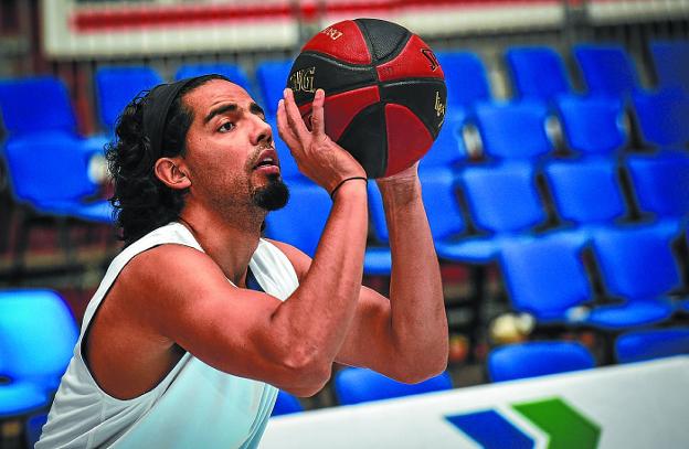 El mexicano Jorge Gutiérrez lanza a canasta durante un entrenamiento en Illunbe. 