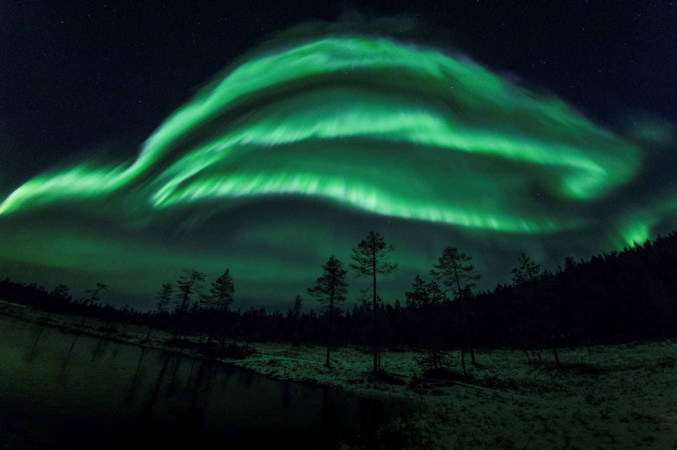 La aurora boreal es un fenómeno en forma de brillo o luminiscencia que se presenta en el cielo nocturno, generalmente en zonas polares, aunque puede aparecer en otras zonas del mundo. Estas fotografías fueron tomadas esta semana cerca de Rovaniemi en Laponia. 