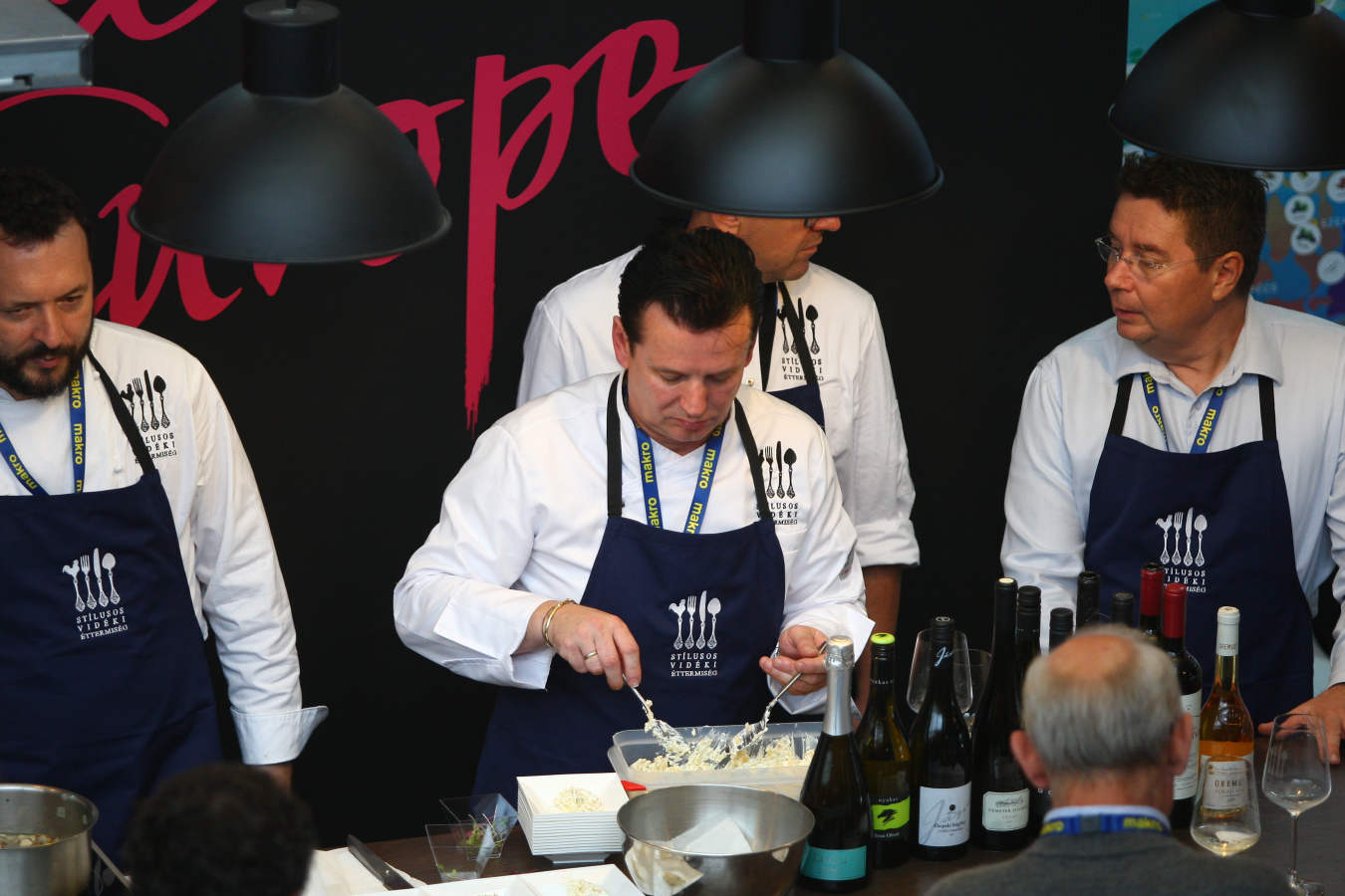 El chef Juan Mari Arzak ha recibido el Premio Homenaje en la jornada inaugural de San Sebastian Gastronomika este lunes.