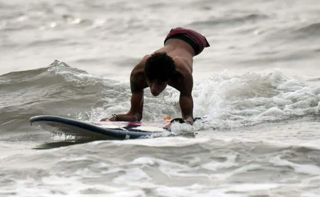 Alca, el surfista sin piernas que migró de una Venezuela rota
