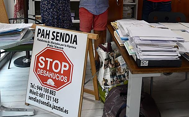 La plataforma Stop Desahucios revindica los derechos de sus afectados en el País Vasco. 