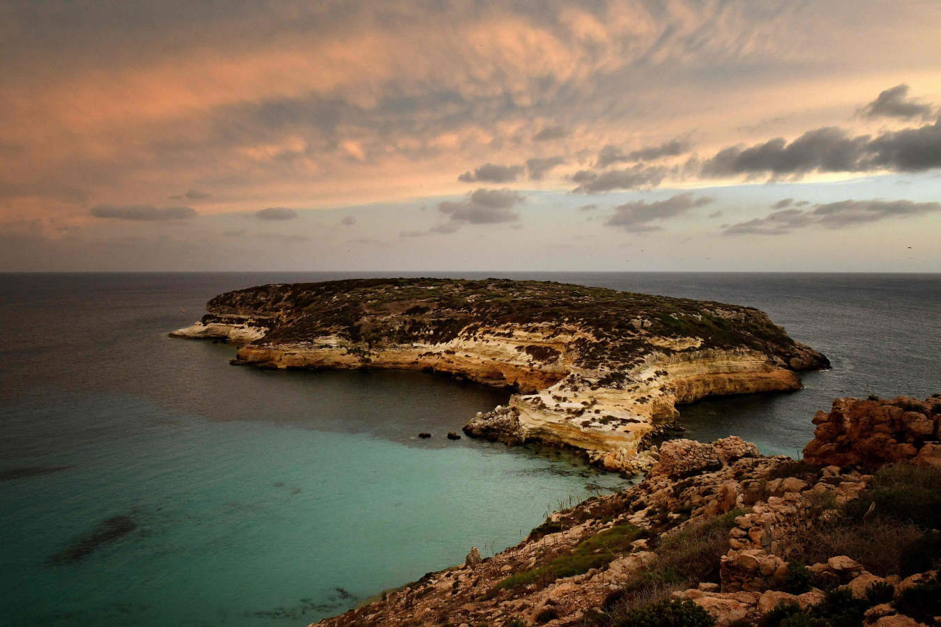 Desde lo alto de una montaña, en una playa o en medio de la naturaleza. Las imágenes que deja el sol cuando se esconde son comparables a pocas cosas. 