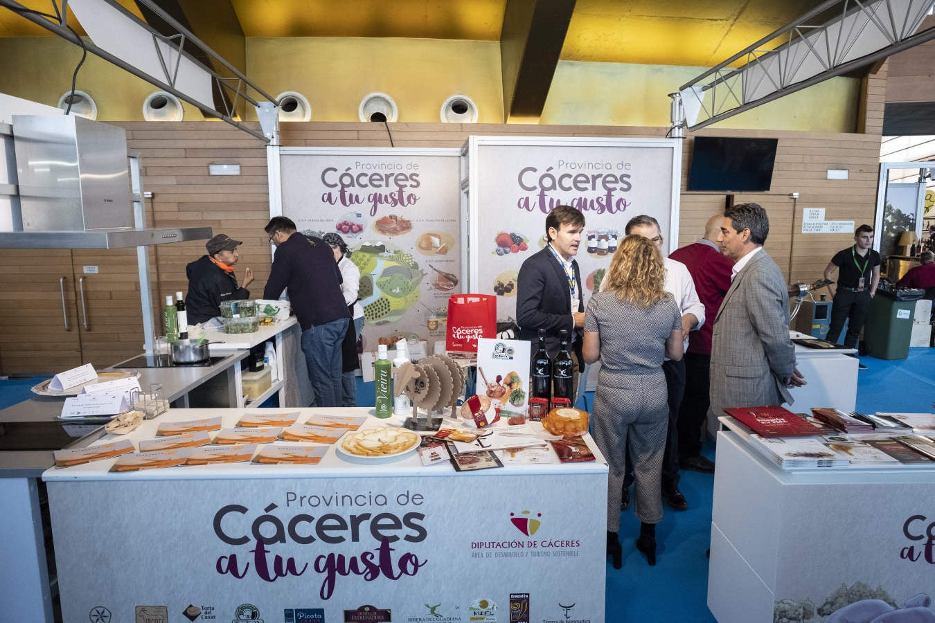 La segunda jornada de la feria ha ofecido un sentido recuerdo al norteamericano Anthony Bourdain fallecido en junio. También han destacado las ponencia de chefs como Josean Alija, Pedro Subijana o Paco Pérez, entre otros