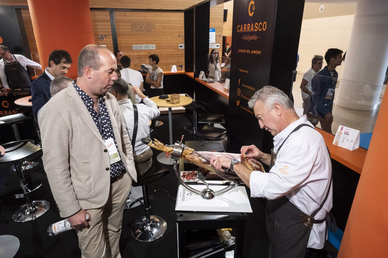 La segunda jornada de la feria ha ofecido un sentido recuerdo al norteamericano Anthony Bourdain fallecido en junio. También han destacado las ponencia de chefs como Josean Alija, Pedro Subijana o Paco Pérez, entre otros