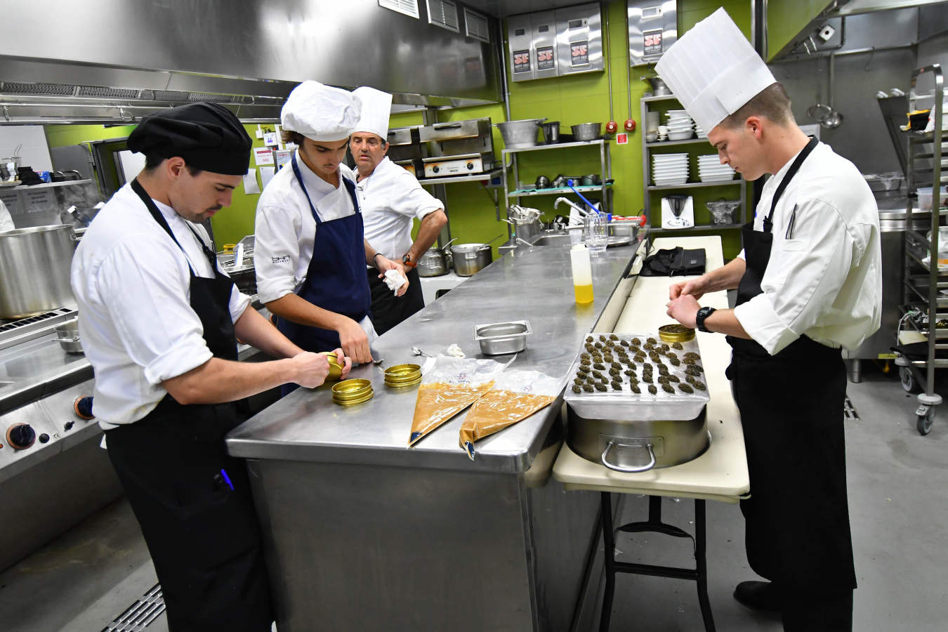 La segunda jornada de la feria ha ofecido un sentido recuerdo al norteamericano Anthony Bourdain fallecido en junio. También han destacado las ponencia de chefs como Josean Alija, Pedro Subijana o Paco Pérez, entre otros