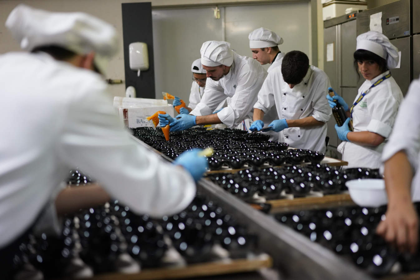 La segunda jornada de la feria ha ofecido un sentido recuerdo al norteamericano Anthony Bourdain fallecido en junio. También han destacado las ponencia de chefs como Josean Alija, Pedro Subijana o Paco Pérez, entre otros