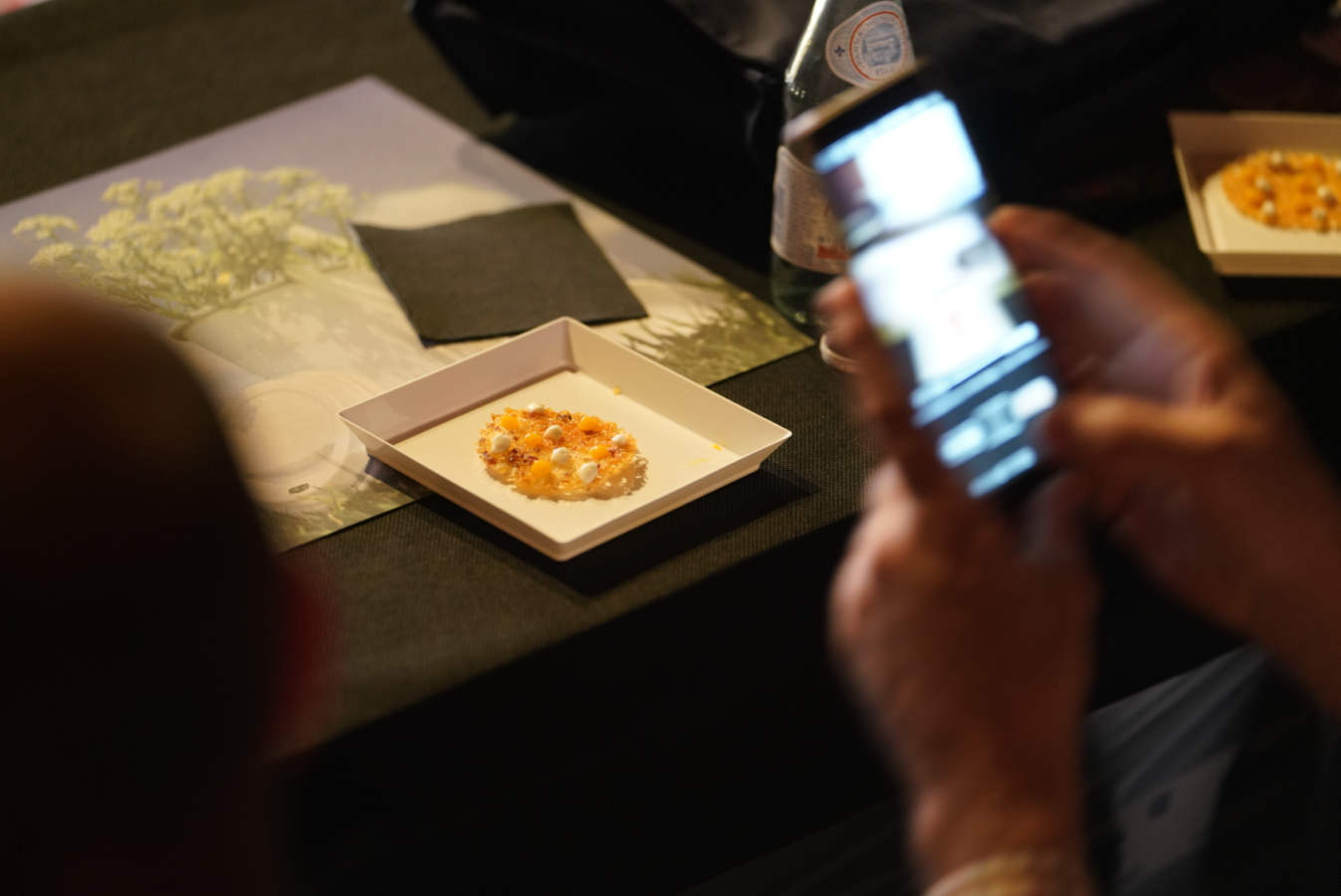 La segunda jornada de la feria ha ofecido un sentido recuerdo al norteamericano Anthony Bourdain fallecido en junio. También han destacado las ponencia de chefs como Josean Alija, Pedro Subijana o Paco Pérez, entre otros