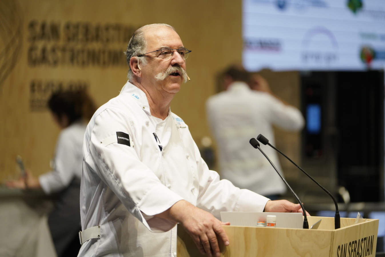La segunda jornada de la feria ha ofecido un sentido recuerdo al norteamericano Anthony Bourdain fallecido en junio. También han destacado las ponencia de chefs como Josean Alija, Pedro Subijana o Paco Pérez, entre otros