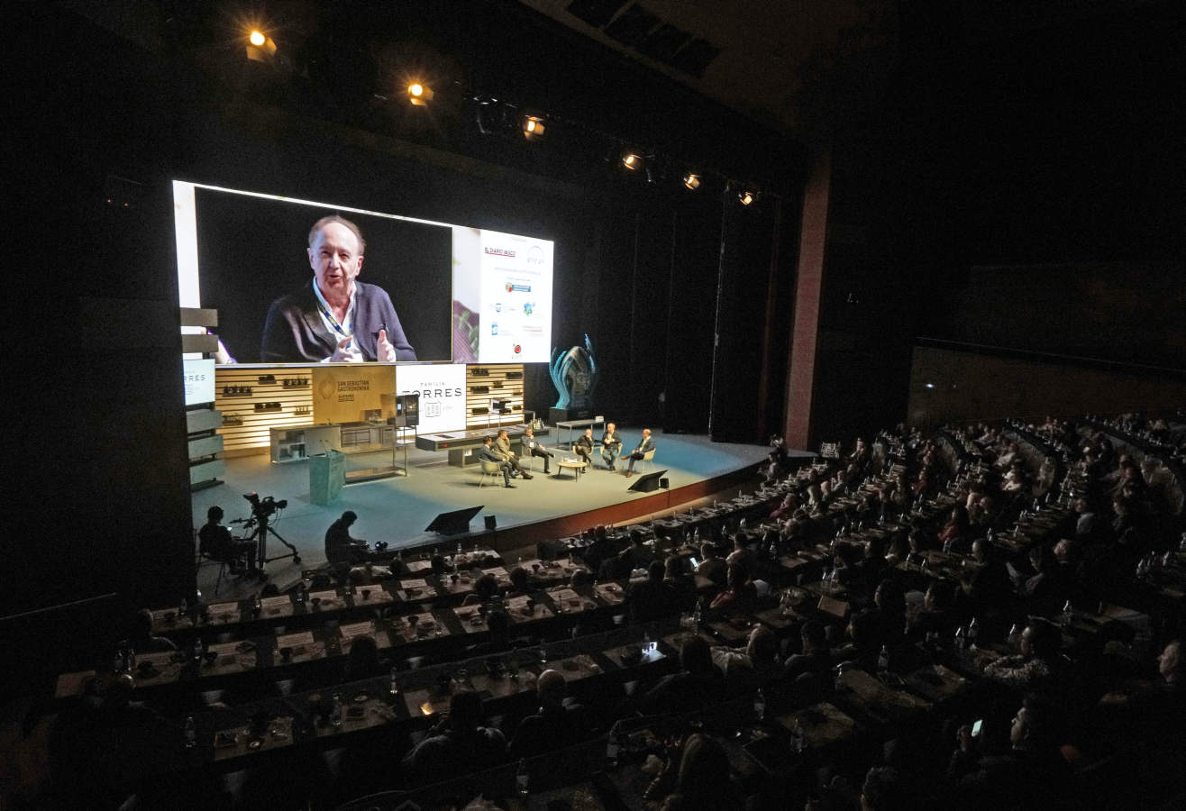 La segunda jornada de la feria ha ofecido un sentido recuerdo al norteamericano Anthony Bourdain fallecido en junio. También han destacado las ponencia de chefs como Josean Alija, Pedro Subijana, Carles Abellán o Paco Pérez, entre otros