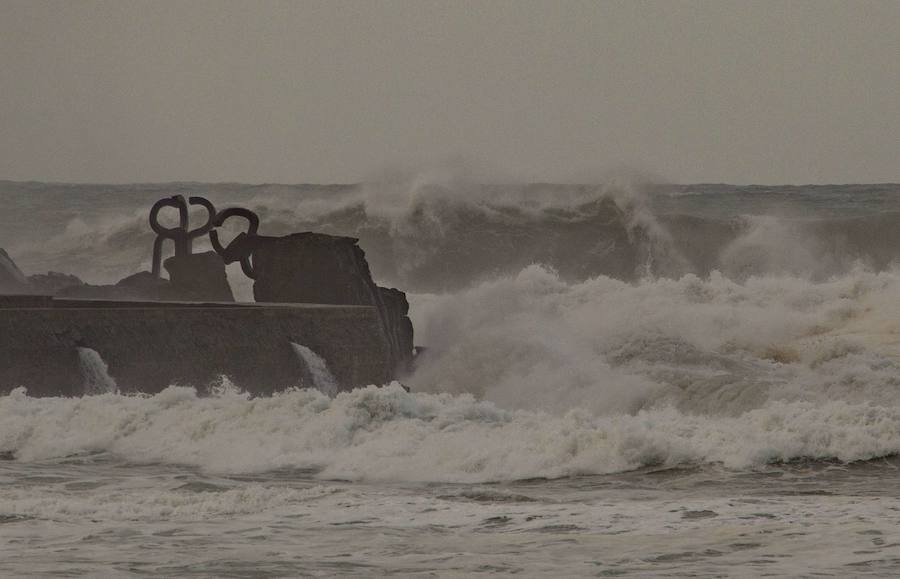 El conjunto monumental del Peine del Viento, que data de 1976, está formado por unas esculturas de Eduardo Chillida y una obra arquitectónica de Luis Peña Ganchegui. El Ayuntamiento de San Sebastián lo propondrá como elemento para sumarse a la lista de Patriminio de la Humanidad.