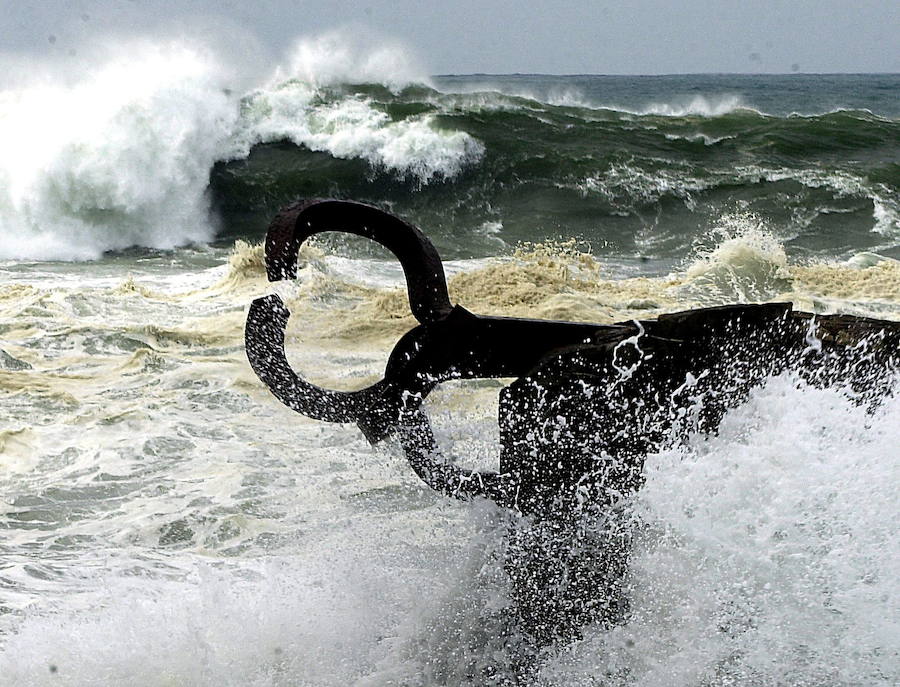 El conjunto monumental del Peine del Viento, que data de 1976, está formado por unas esculturas de Eduardo Chillida y una obra arquitectónica de Luis Peña Ganchegui. El Ayuntamiento de San Sebastián lo propondrá como elemento para sumarse a la lista de Patriminio de la Humanidad.