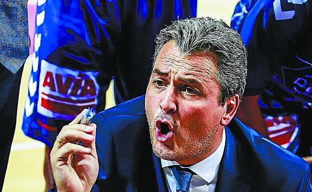 Valdeolmillos da instrucciones a sus jugadores en el partido ante el Zaragoza. 