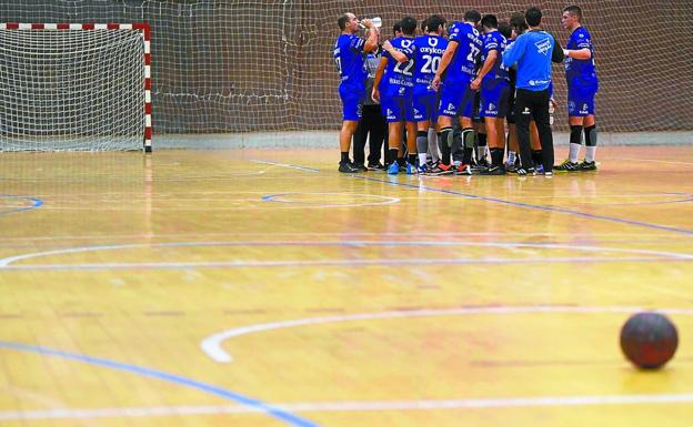 El equipo se concentra durante uno de los recesos del partido ante el Corrales. 