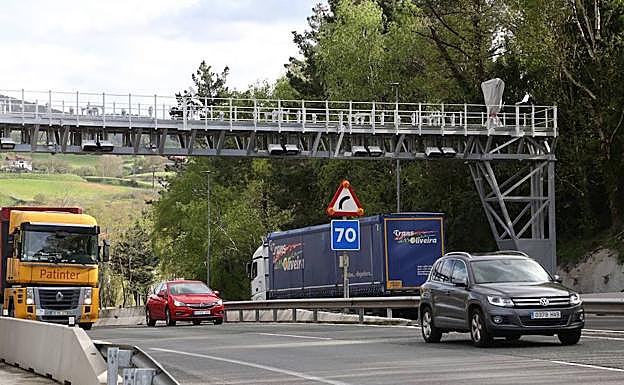 Un camión atraviesa el arco de Andoain de la N-1.