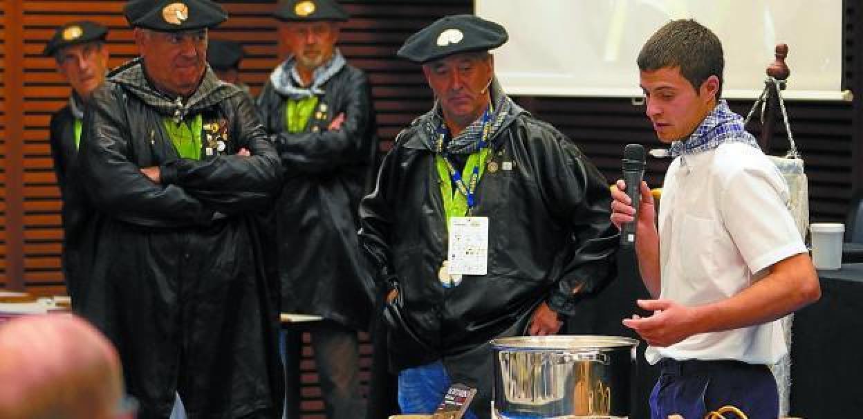 Julen Arburua elabora un queso ante los miembros de la Cofradía del Queso Idiazabal de Ordizia. 