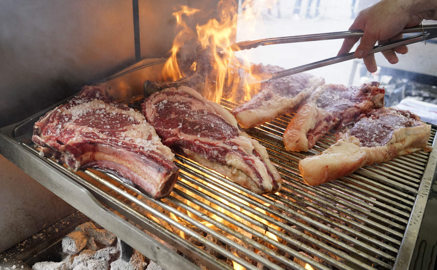 De la agenda de este miércoles han destacado varios hitos. La traca fina ha llegado completa, apetitosa, sabrosa y contundente: cata de vinos, concurso nacional de parrilla, que cumple su novena edición. ponencias de Hilario Arbelaitz, Germán Martitegui, Chele González y Quique Dacosta, entre otros.