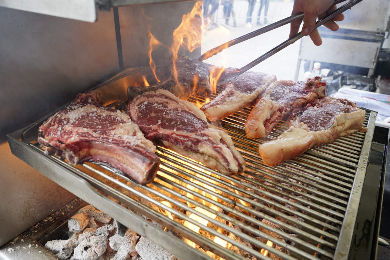 De la agenda de este miércoles han destacado varios hitos. La traca fina ha llegado completa, apetitosa, sabrosa y contundente: cata de vinos, concurso nacional de parrilla, que cumple su novena edición. ponencias de Hilario Arbelaitz, Germán Martitegui, Chele González y Quique Dacosta, entre otros.
