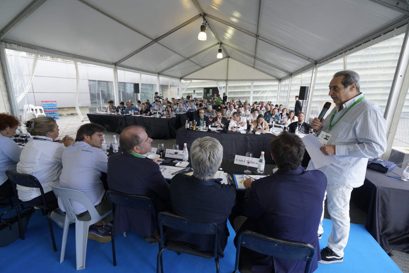 De la agenda de este miércoles han destacado varios hitos. La traca fina ha llegado completa, apetitosa, sabrosa y contundente: cata de vinos, concurso nacional de parrilla, que cumple su novena edición. ponencias de Hilario Arbelaitz, Germán Martitegui, Chele González y Quique Dacosta, entre otros.