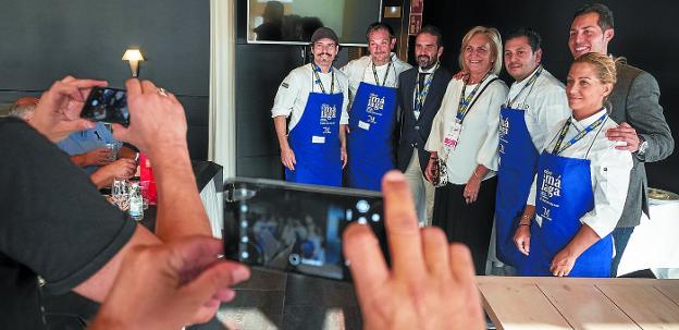 Los tres cocineros posan con los responsables de la Diputación de Málaga, antes del banquete. 