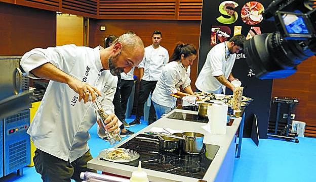 Luis Bartolomé cocina en directo una de las creaciones. 