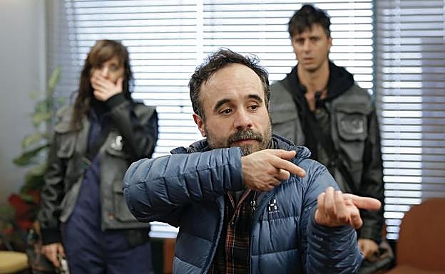 Imagen principal - Koldo Serra en el rodaje de '70 binladens', con la pareja de atracadores formada por Hugo Silva y Nathalie Poza. Abajo, Emma Suárez.
