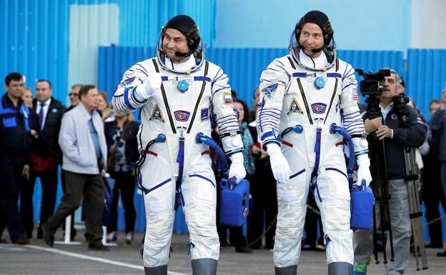 El cosmonauta Alexey Ovchinin (i) y el astronauta Nick Hague (d) momentos antes de subir a bordo de la Soyuz MS-10.