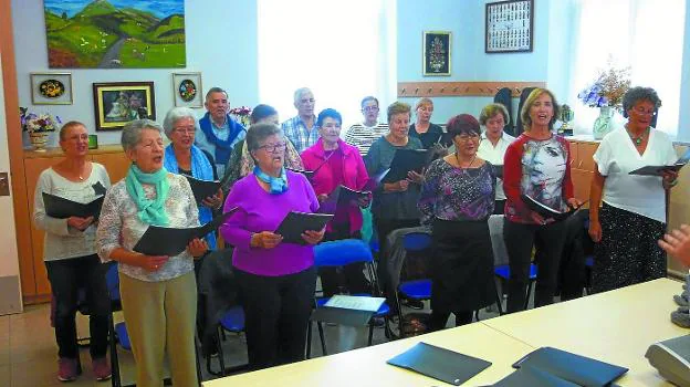 Coral. Los integrantes de Nao Etxea durante el ensayo celebrado este pasado martes. 