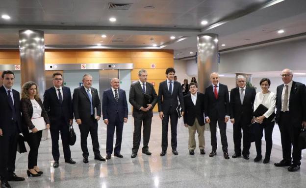 Diputados generales y de Hacienda, consejeros del Gobierno Vasco y representantes de Eudel posan a la entrada del Consejo de Finanzas celebrado ayer en Vitoria.