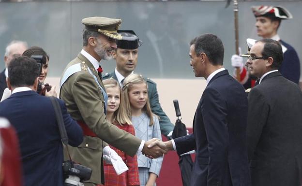Pedro Sánchez saluda al Rey con ocasión del desfile del 12-O. 