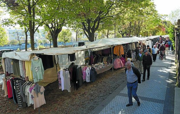 Los puestos del mercadillo dominical en el paseo del Árbol de Gernika abarcan buena parte de la calle.