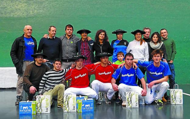 Finalistas de la pasada edición junto a organizadores y patrocinadores en al entrega de trofeos. 