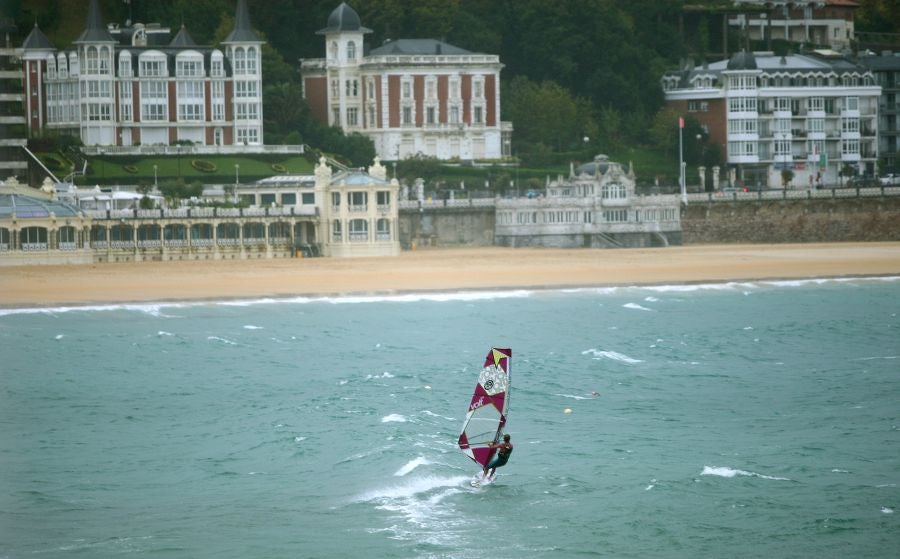 Después de un viernes y un sábado con temperaturas más que veraniegas, que animaron a acercarse a la playa, el largo fin de semana concluye con lluvia, y mucha.