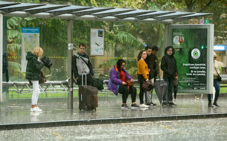 Después de un viernes y un sábado con temperaturas más que veraniegas, que animaron a acercarse a la playa, el largo fin de semana concluye con lluvia, y mucha.