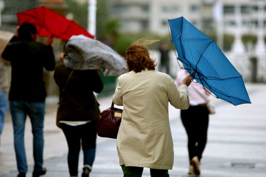 Después de un viernes y un sábado con temperaturas más que veraniegas, que animaron a acercarse a la playa, el largo fin de semana concluye con lluvia, y mucha.