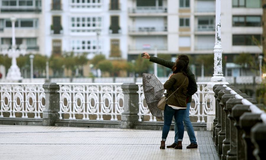 Después de un viernes y un sábado con temperaturas más que veraniegas, que animaron a acercarse a la playa, el largo fin de semana concluye con lluvia, y mucha.