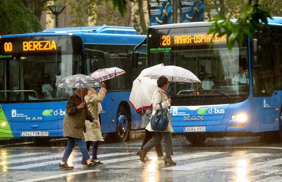 Después de un viernes y un sábado con temperaturas más que veraniegas, que animaron a acercarse a la playa, el largo fin de semana concluye con lluvia, y mucha.