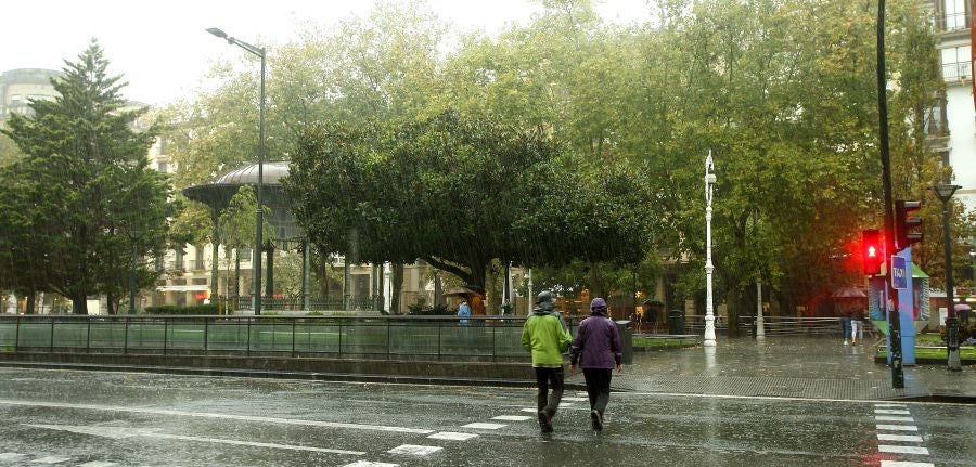 Después de un viernes y un sábado con temperaturas más que veraniegas, que animaron a acercarse a la playa, el largo fin de semana concluye con lluvia, y mucha.