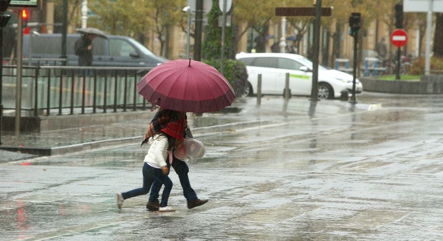 Después de un viernes y un sábado con temperaturas más que veraniegas, que animaron a acercarse a la playa, el largo fin de semana concluye con lluvia, y mucha.