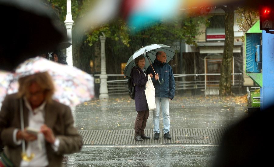 Después de un viernes y un sábado con temperaturas más que veraniegas, que animaron a acercarse a la playa, el largo fin de semana concluye con lluvia, y mucha.