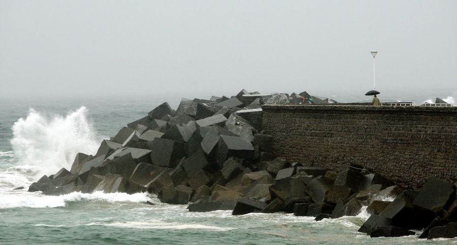 Después de un viernes y un sábado con temperaturas más que veraniegas, que animaron a acercarse a la playa, el largo fin de semana concluye con lluvia, y mucha.