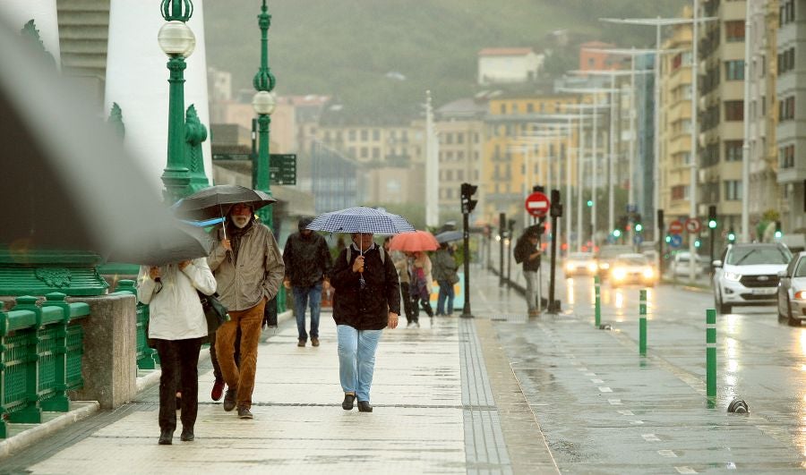 Después de un viernes y un sábado con temperaturas más que veraniegas, que animaron a acercarse a la playa, el largo fin de semana concluye con lluvia, y mucha.