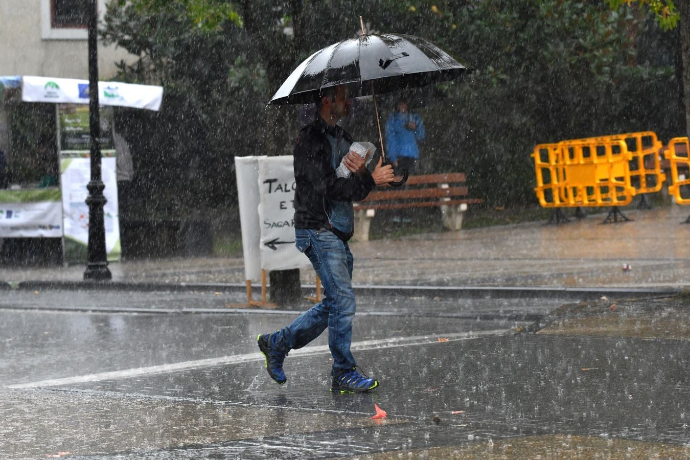 Después de un viernes y un sábado con temperaturas más que veraniegas, que animaron a acercarse a la playa, el largo fin de semana concluye con lluvia, y mucha.