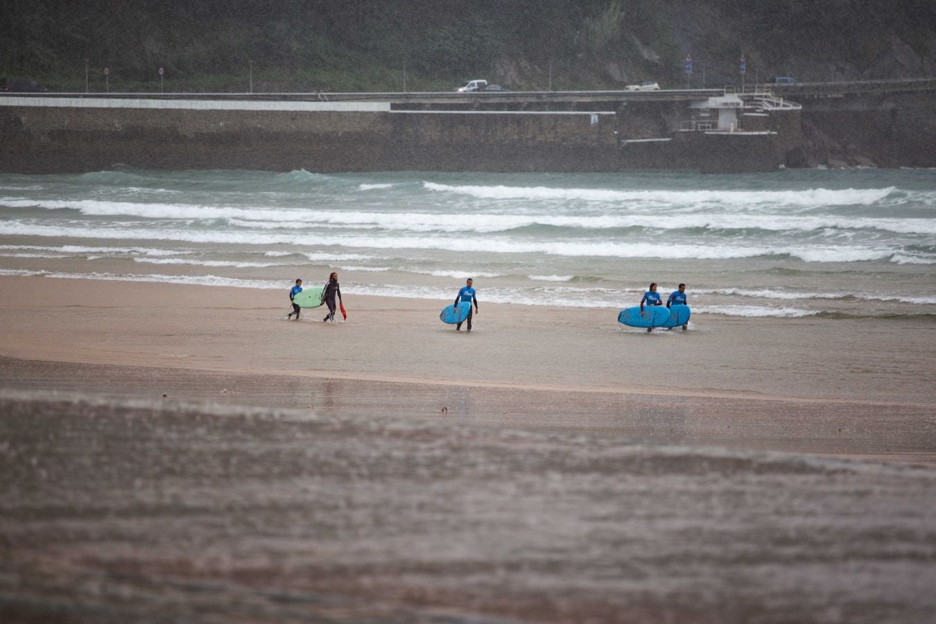Después de un viernes y un sábado con temperaturas más que veraniegas, que animaron a acercarse a la playa, el largo fin de semana concluye con lluvia, y mucha.