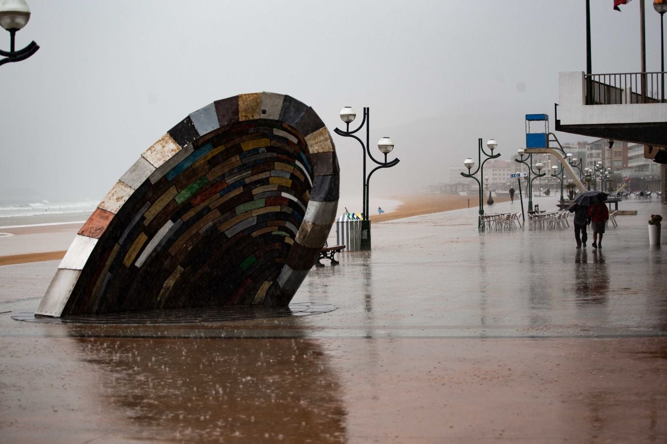 Después de un viernes y un sábado con temperaturas más que veraniegas, que animaron a acercarse a la playa, el largo fin de semana concluye con lluvia, y mucha.